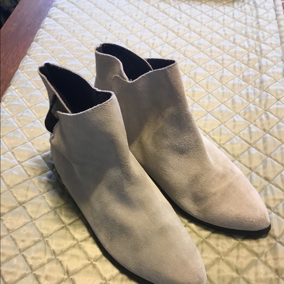 Suede ankle boots made in Spain size 8, light tan - Picture 1 of 7